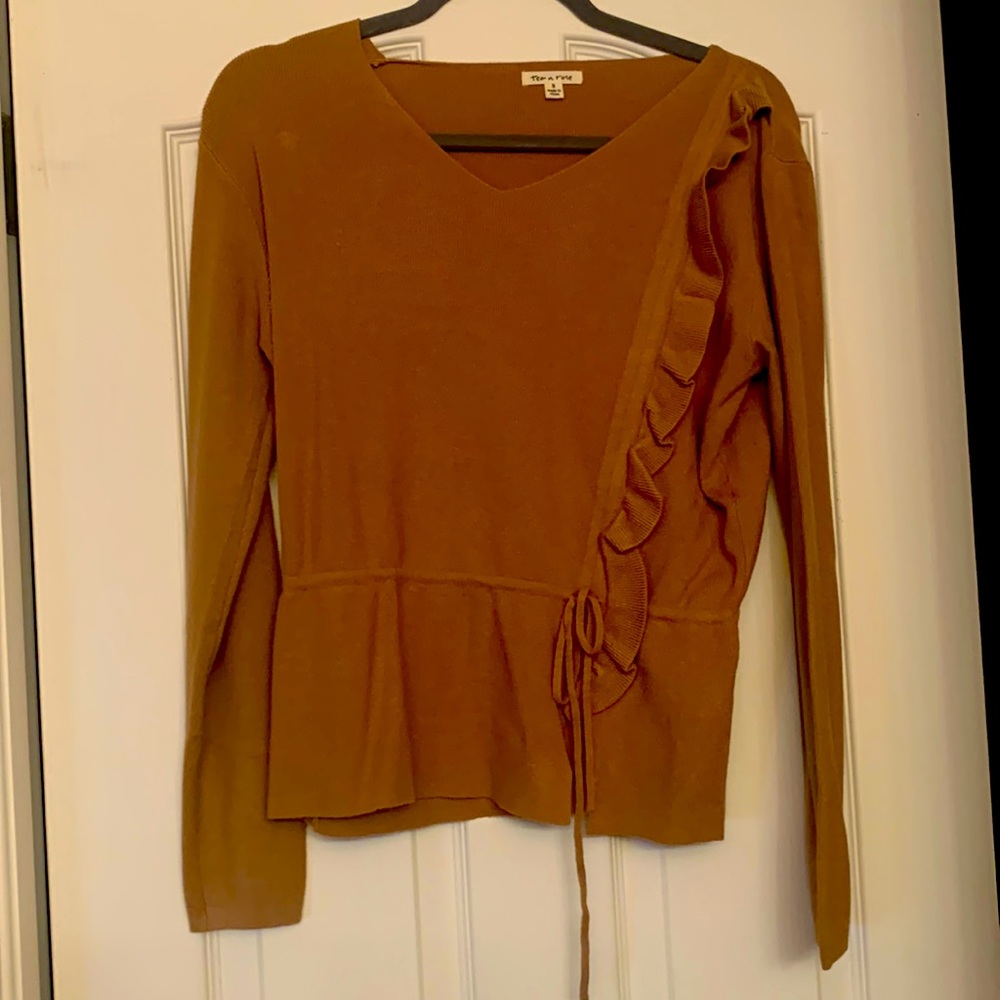 Brand new without tagsTea N Rose camel sweater.